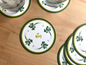 グラフィックの紙製コースター